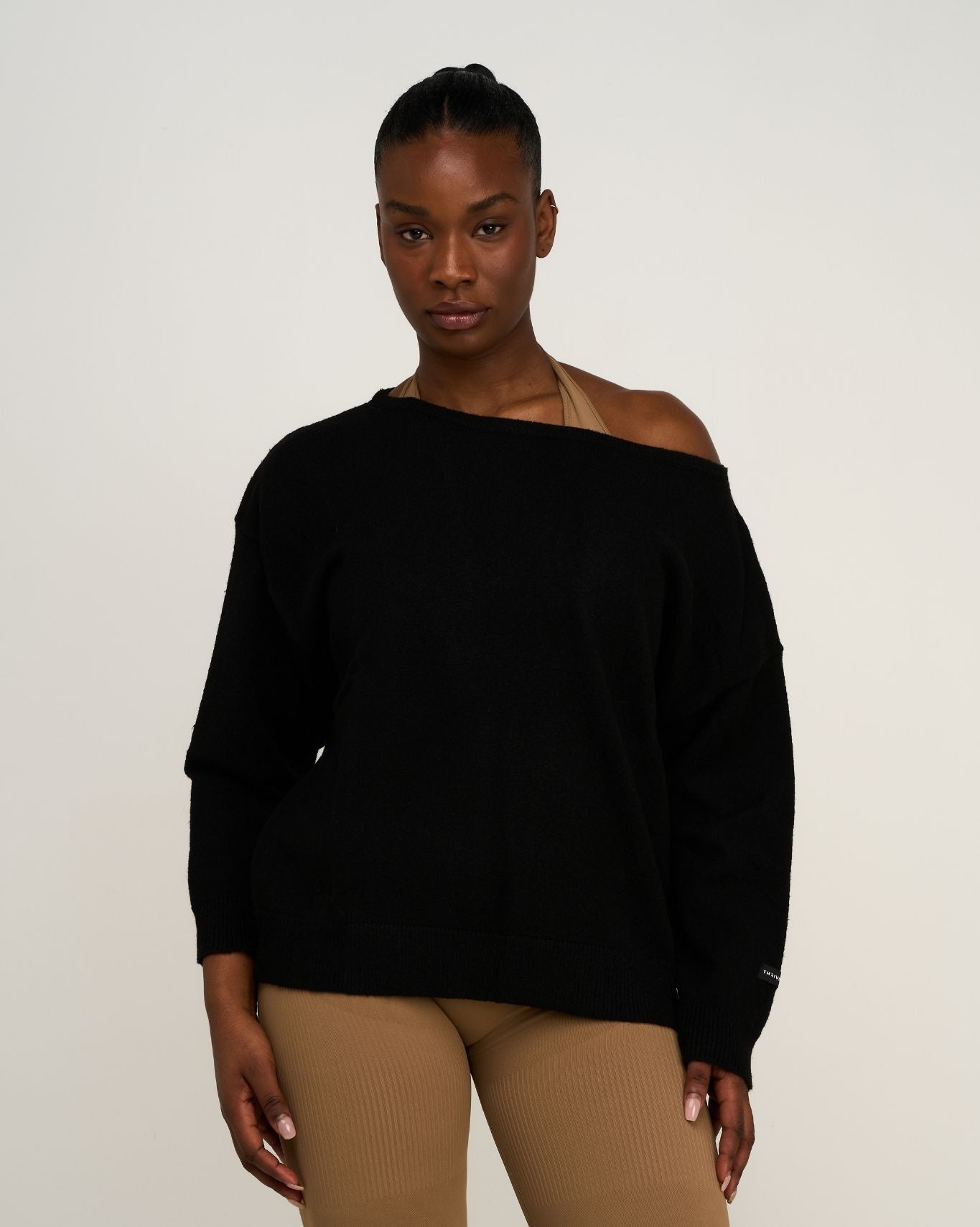 Le pull en mélange de laine essentiel à épaules dénudées | Noir Nuit