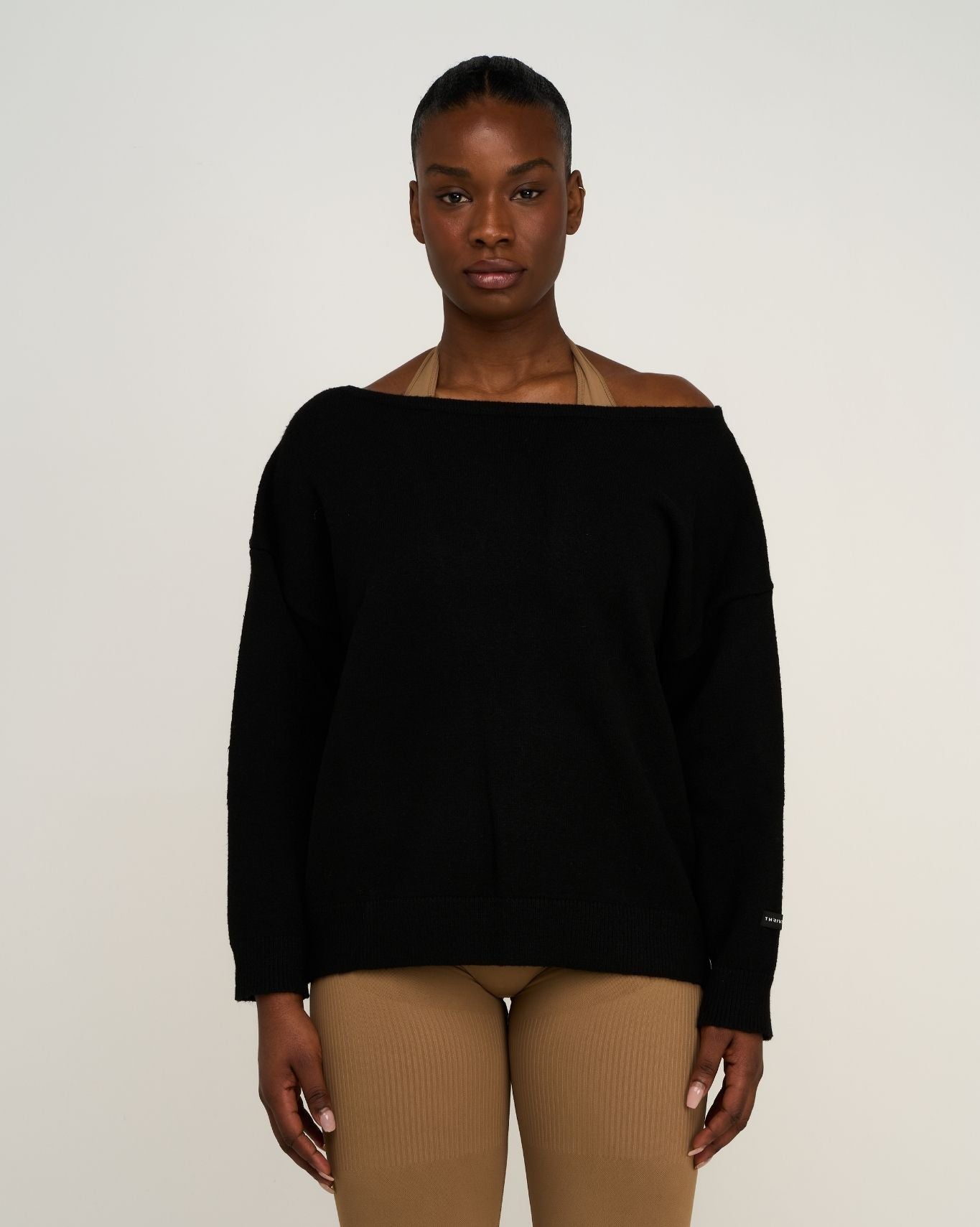 Le pull en mélange de laine essentiel à épaules dénudées | Noir Nuit