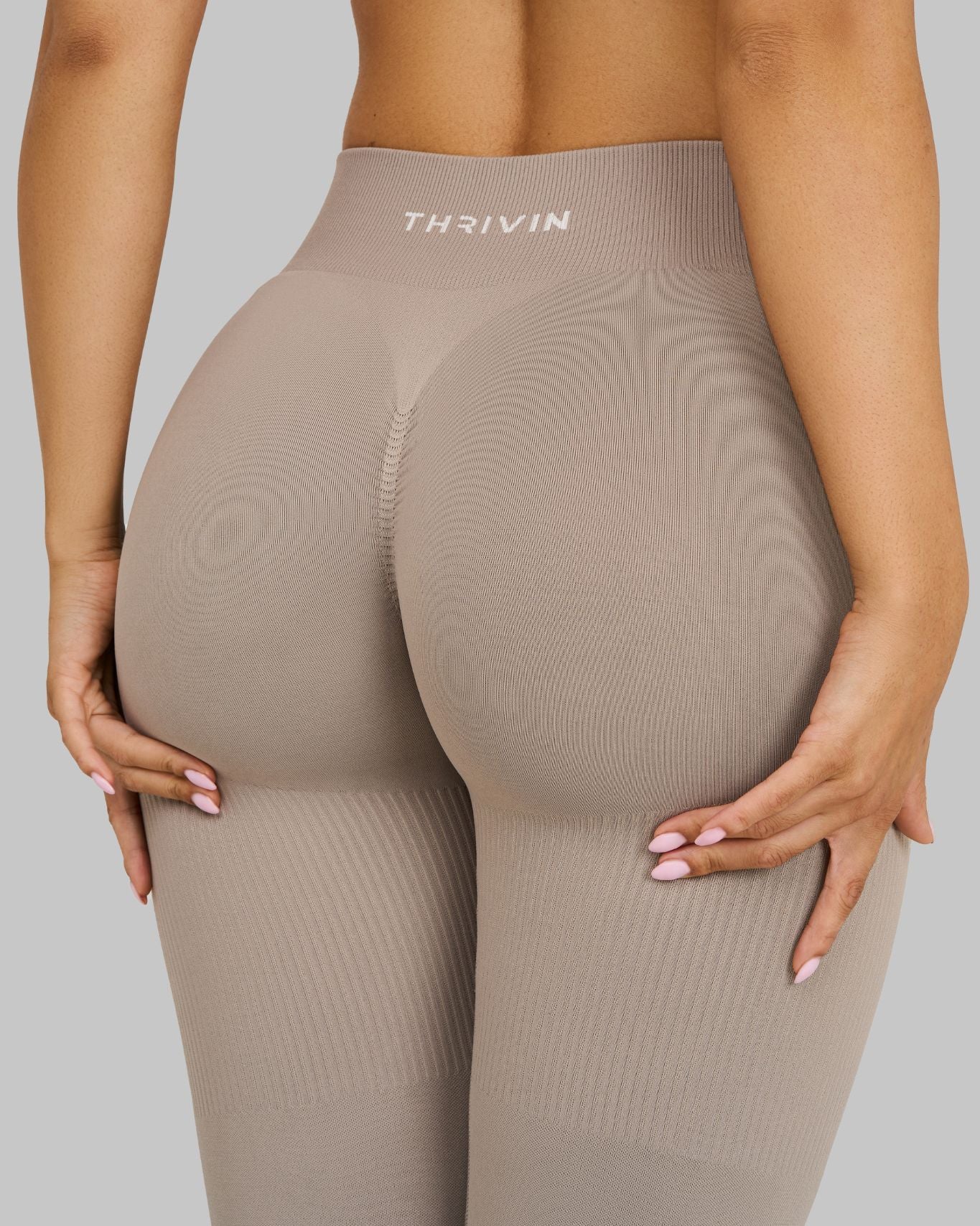 Legging de sport taille mi-haute sculptant à fronces Elevate™ | Latte