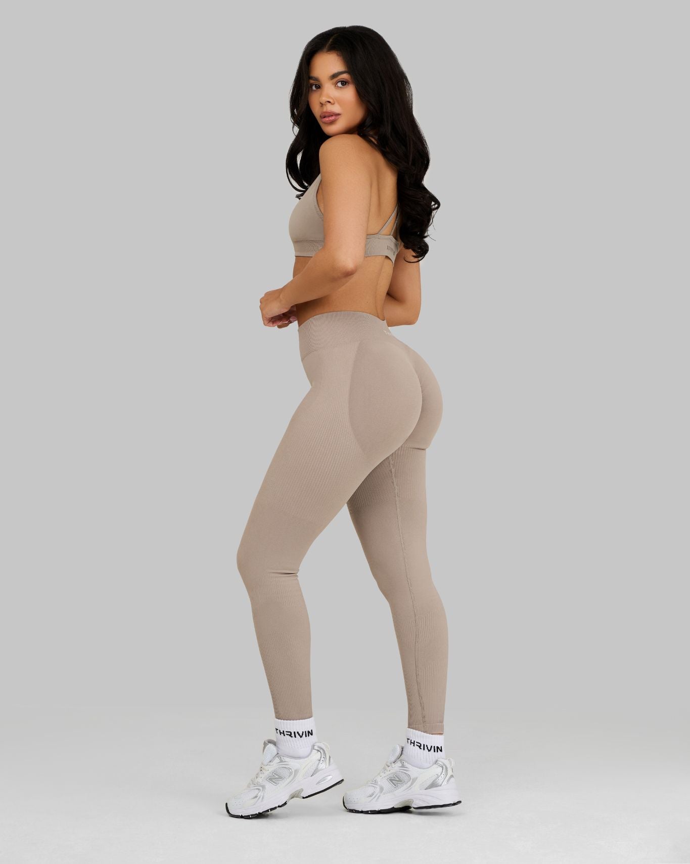 Legging de sport taille mi-haute sculptant à fronces Elevate™ | Latte