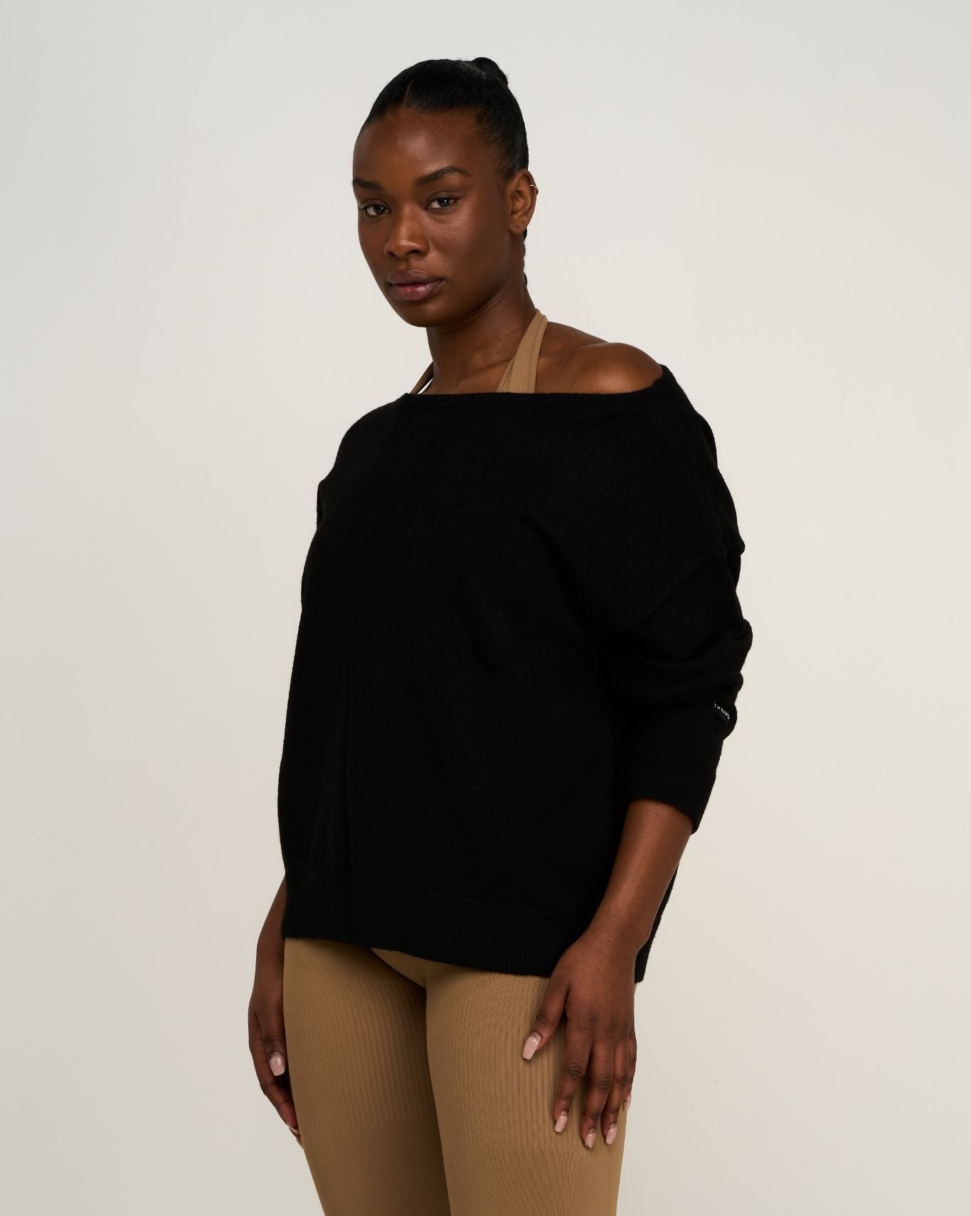 Le pull en mélange de laine essentiel à épaules dénudées | Noir Nuit