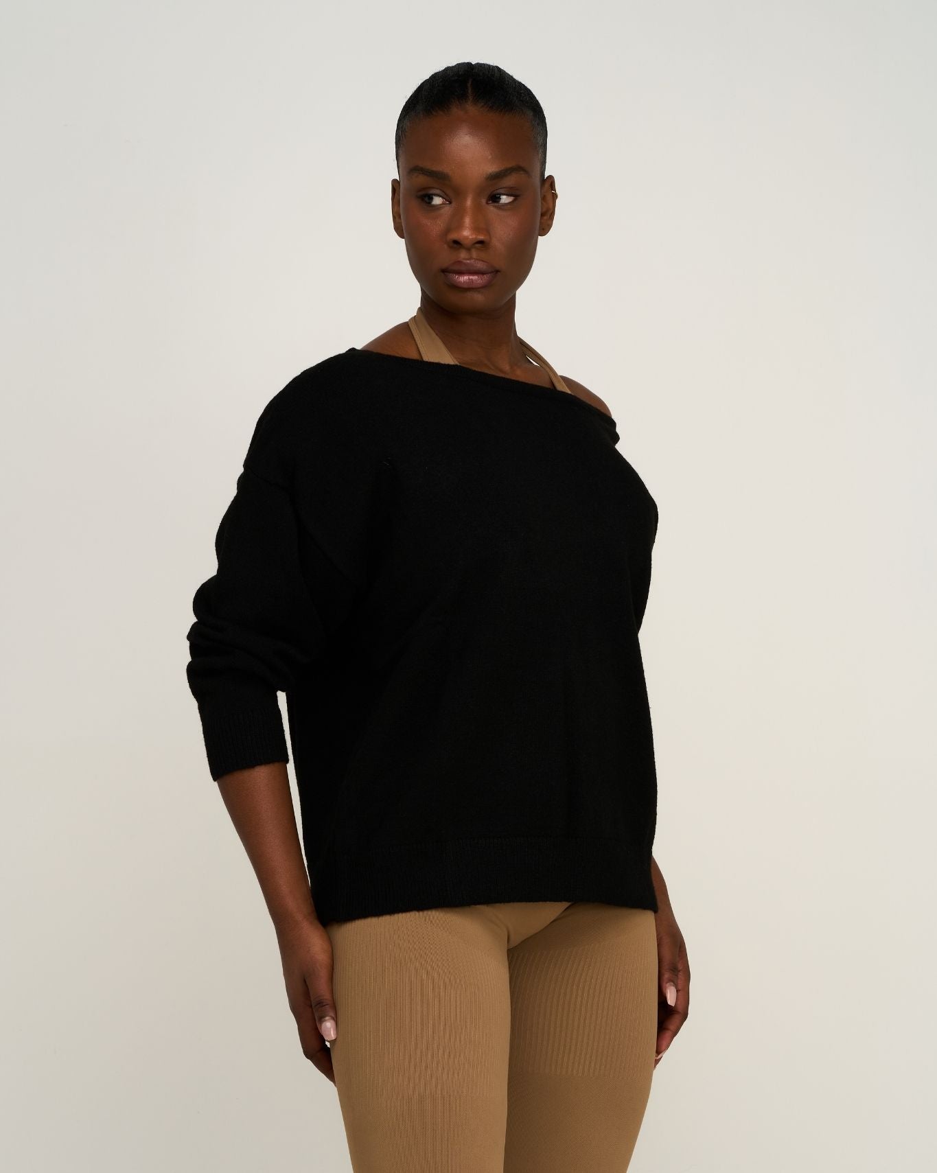 Le pull en mélange de laine essentiel à épaules dénudées | Noir Nuit
