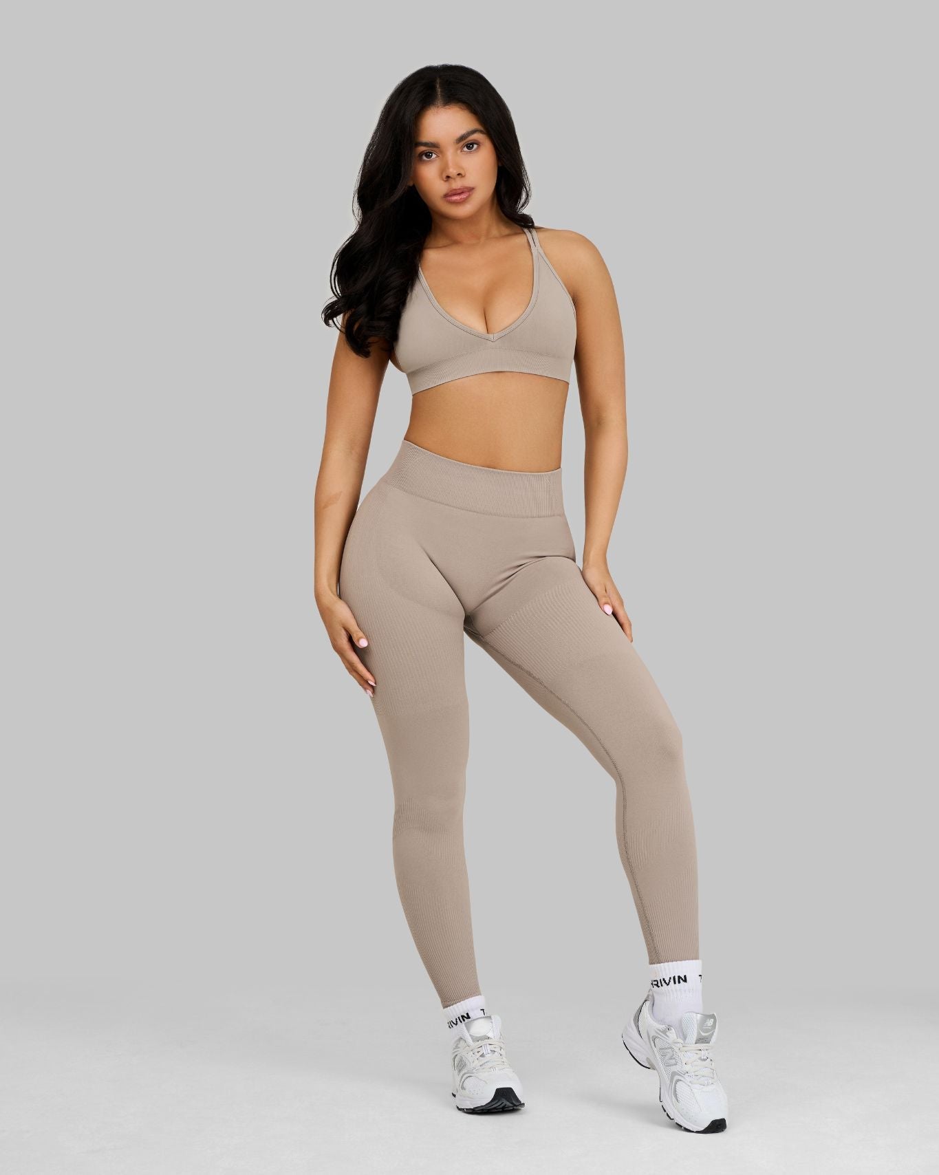 Legging de sport taille mi-haute sculptant à fronces Elevate™ | Latte