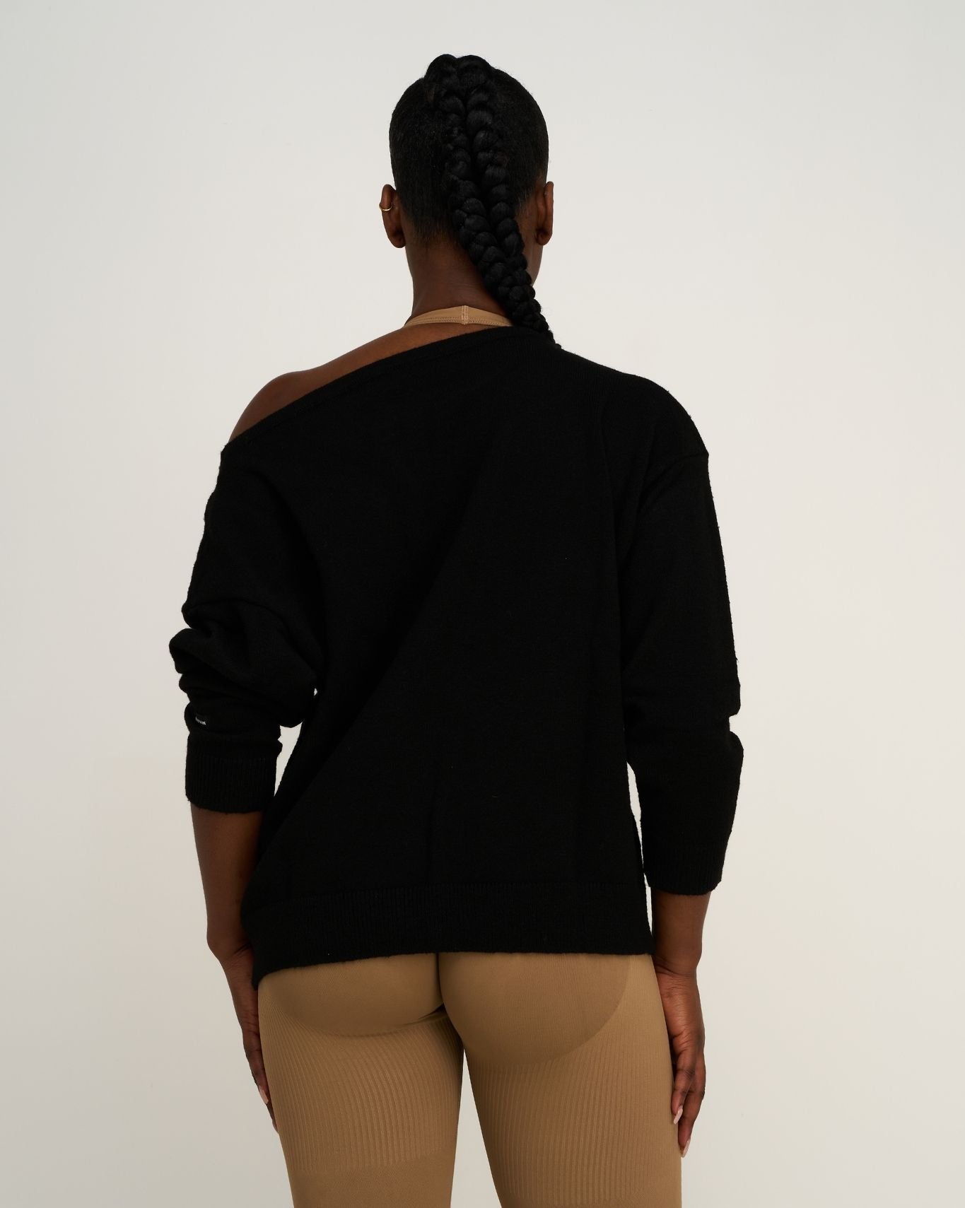 Le pull en mélange de laine essentiel à épaules dénudées | Noir Nuit