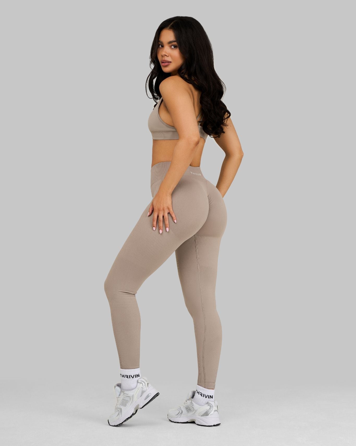 Legging de sport taille mi-haute sculptant à fronces Elevate™ | Latte