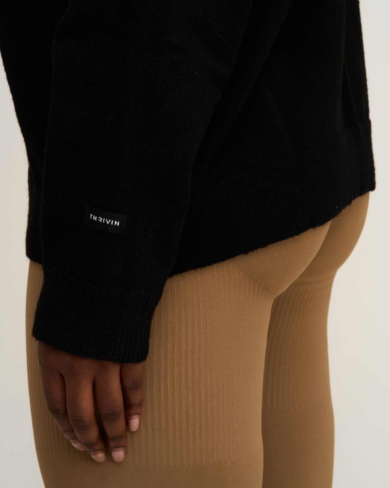 Le pull en mélange de laine essentiel à épaules dénudées | Noir Nuit